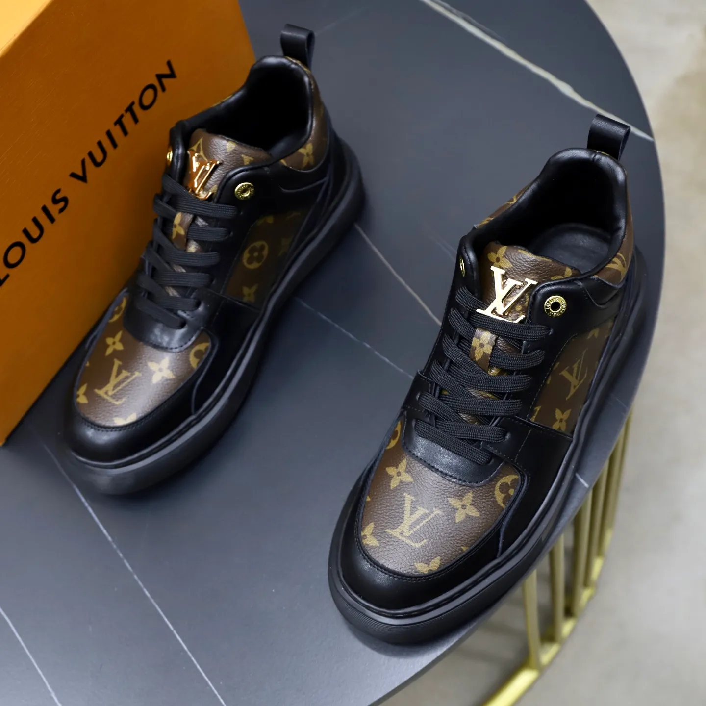Ex-factory price: 442💰🙅‍♂️🙅‍♂️🙅‍♂️ Brand: LV Louis Vuitton Standard code: 38-44 (45 customized) Grade: Same as the official website Material: Original cowhide material spliced with brand rubber Comfortable and breathable lining Lightweight and wear-resistant sports outsole Style category: Men's fashionable casual shoes Running sneakers Distinguished luxury brand elements Top luxury color: actual picture color